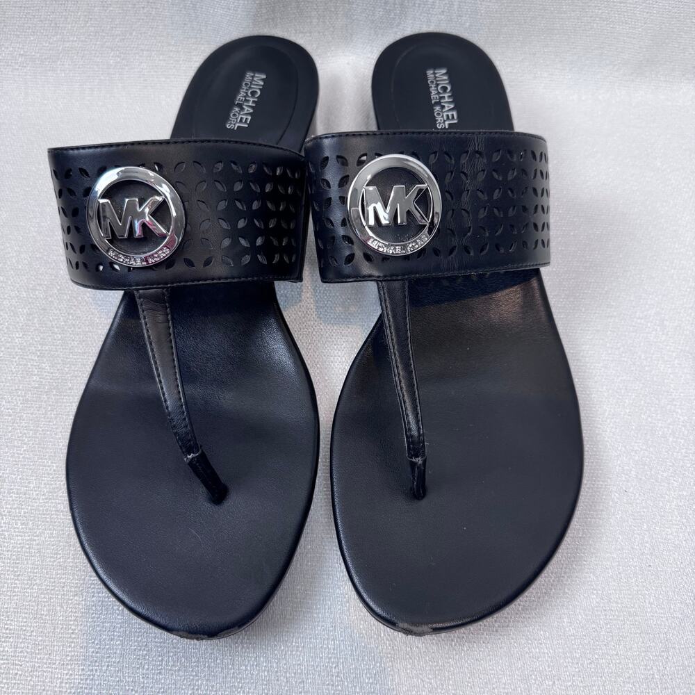 Michael Kors black sandal leather strap with Medallion and TStrap Design Size 10